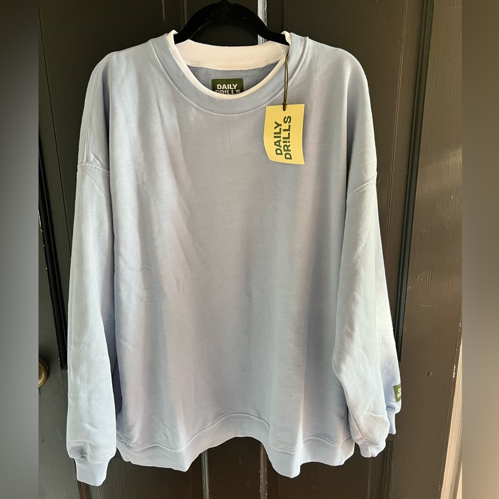 NWT DAILY DRILLS LAYERED CREWNECK. M/L size